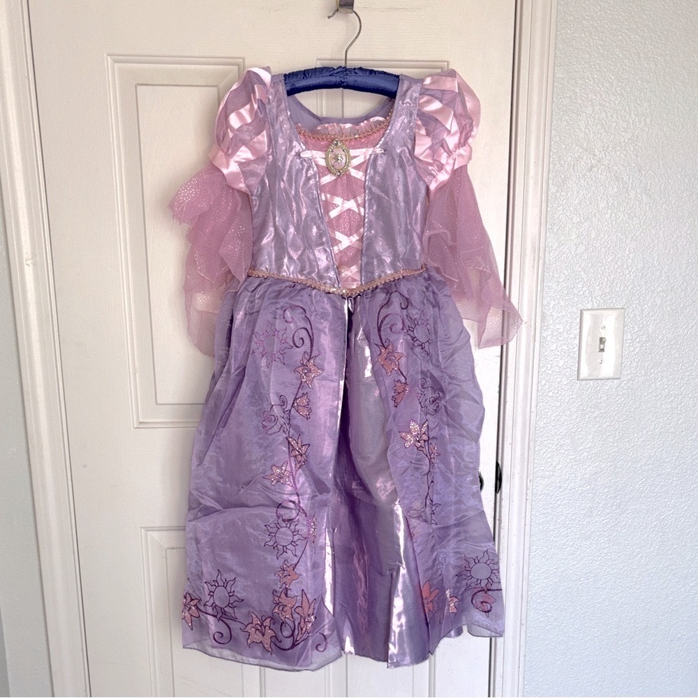 Rapunzel Disney Princess De luxe Dress. 7/8